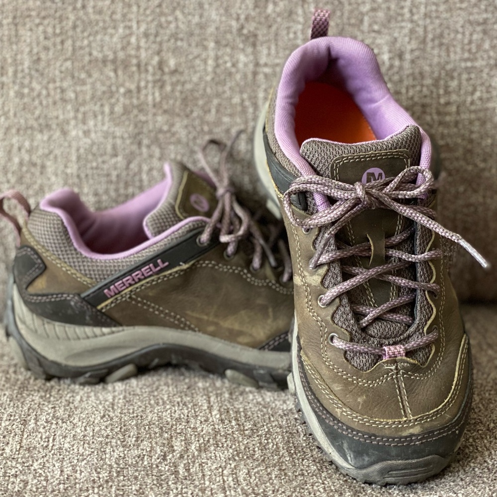 Merrill woman’s size 7 hiking shoe.
